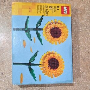 LEGO Sunflower Building Kit with Yellow and Green Bricks